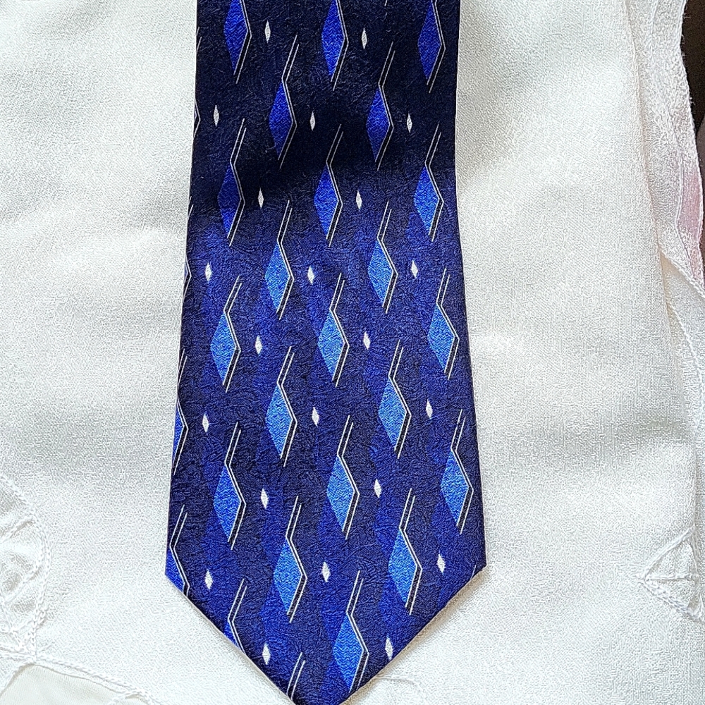 VINTAGE "Allyn Saint George - American Classic" men's tie